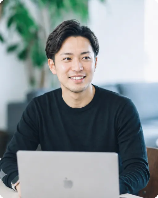 ノートパソコンで作業する男性社員