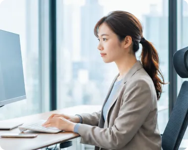 モニターに向かって作業する女性社員