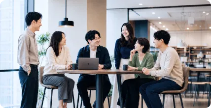 ミーティングをする社員たち