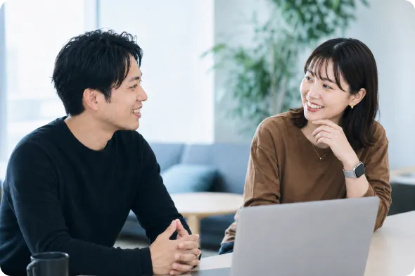 談笑する社員2人