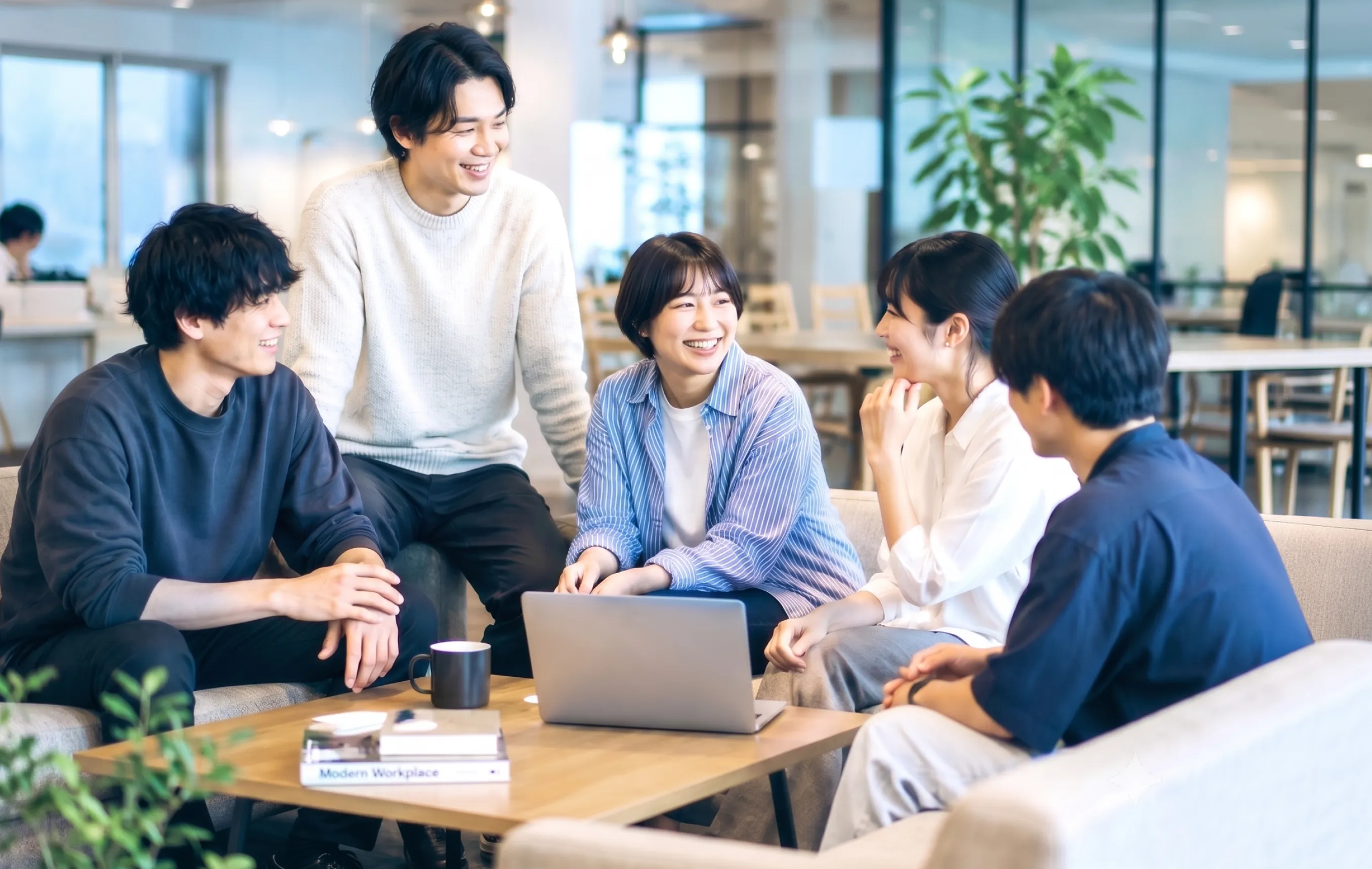 オフィスで談笑する社員たち