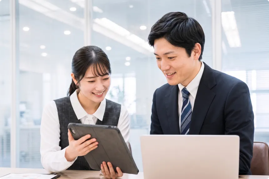 保険会社の社内システム開発の打ち合わせの様子