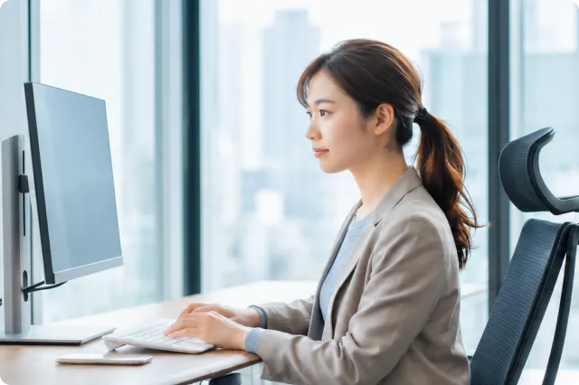デスクでパソコンを使って業務に取り組む社員