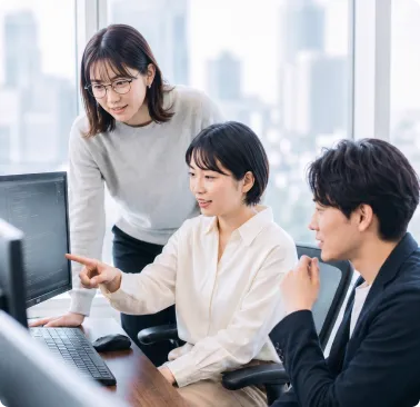 チームでミーティングをする様子